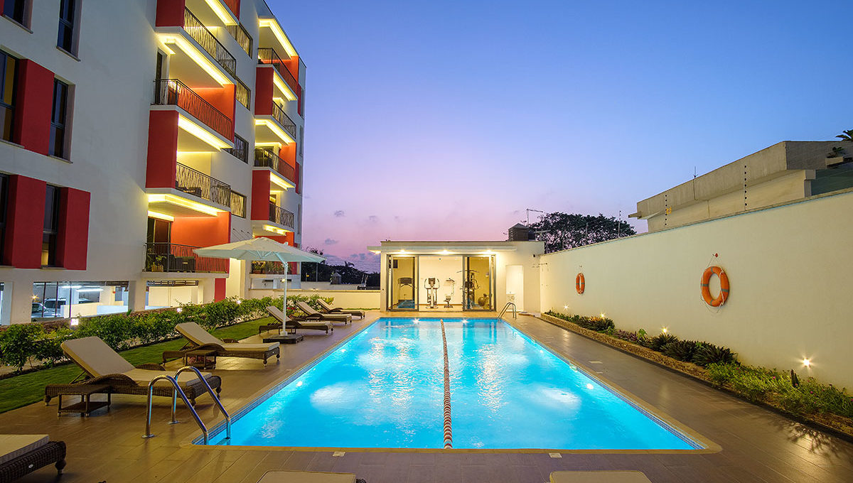 greenviews-luxury-apartments-accra-amenities-pool-al-night