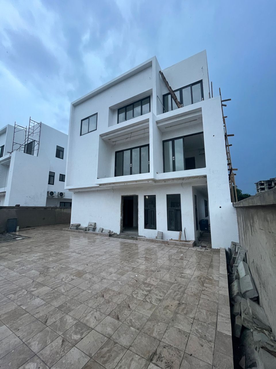 5 BEDROOM HOUSE FOR SALE AT AIRPORT RESIDENTIAL AREA